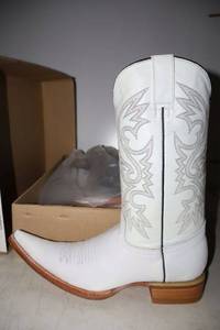 lot 1001 image: Old Creek white color boots with pointed toe, size 7.5