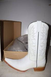 lot 1002 image: Old Creek white color boots with pointed toe, size 7