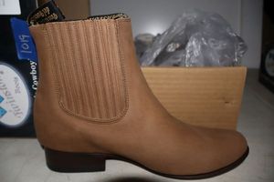 lot 1019 image: Twinstone golden brown color, velvety leather, leather sole, short boot, size 8