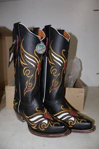 lot 1066 image: Kids boots size 4.5 black leather with gold embroidered thread