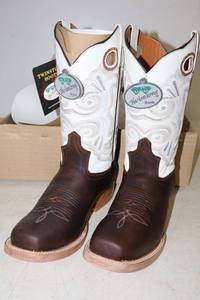 lot 1067 image: Kids cowboy boots size 524 chocolate brown and white leather with square toe