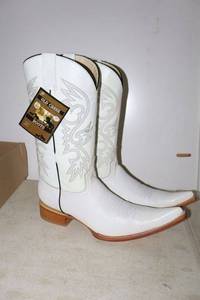 lot 793 image: Old Creek white color pointed toe boots, size 9