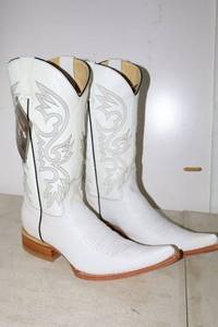lot 794 image: Old Creek white color pointed toe boots, size 6.5