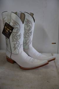lot 804 image: Old Creek white color pointed toe boots, size 10.5