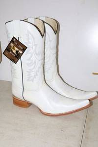 lot 805 image: Old Creek white color pointed toe boots, size 10.5