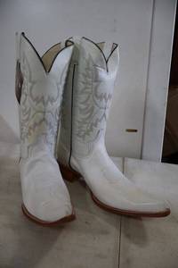 lot 806 image: Old Creek white color pointed toe boots, size 12.5 (discolored as shown)
