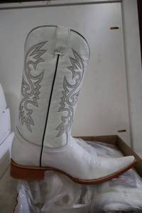 lot 824 image: Old Creek white color pointed toe boots, size 10
