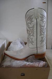 lot 825 image: Old Creek white color pointed toe boots, size 9.5