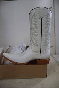 lot 826 image: Old Creek white color pointed toe boots, size 9.5