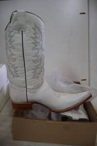 lot 828 image: Old Creek white color pointed toe boots, size 13
