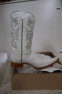 lot 829 image: Old Creek white color pointed toe boots, size 11.5