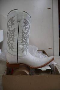 lot 830 image: Old Creek white color pointed toe boots, size 9.5