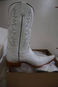 lot 832 image: Old Creek white color pointed toe boots, size 9.5