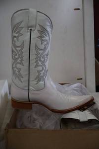 lot 834 image: Old Creek white color pointed toe boots, size 9.5