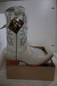 lot 835 image: Old Creek bone color pointed toe boots, size 10.5