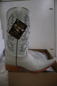 lot 839 image: Old Creek bone color pointed toe boots, size 8.5