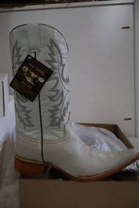 lot 840 image: Old Creek bone color pointed toe boots, size 9