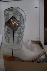 lot 841 image: Old Creek bone color pointed toe boots, size 10