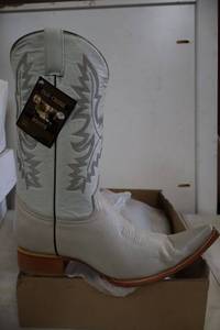 lot 843 image: Old Creek bone color pointed toe boots, size 12.5