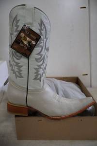 lot 844 image: Old Creek bone color pointed toe boots, size 9.5