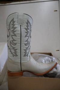 lot 845 image: Old Creek bone color pointed toe boots, size 9.5