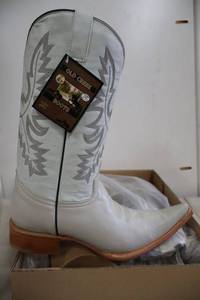 lot 846 image: Old Creek bone color pointed toe boots, size 10.5