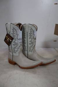 lot 857 image: Old Creek bone color pointed toe boots, size 6