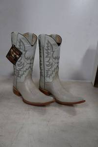lot 859 image: Old Creek bone color pointed toe boots, size 6