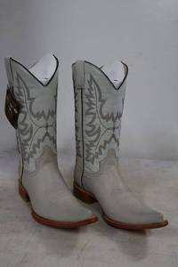 lot 864 image: Old Creek bone color pointed toe boots, size 6.5