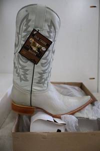 lot 865 image: Old Creek bone color pointed toe boots, size 7.5