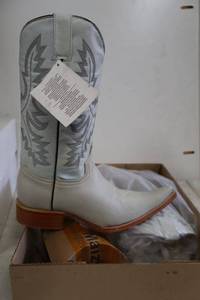 lot 866 image: Old Creek bone color pointed toe boots, size 7.5