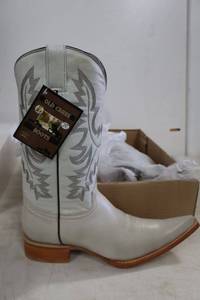 lot 867 image: Old Creek bone color pointed toe boots, size 7.5