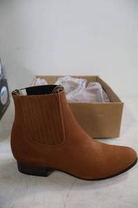lot 876 image: Twinstone velvety short boots, brown color, size 9.5