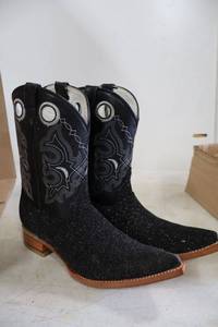 lot 890 image: Kids black color boots, size 20.5