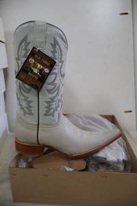 lot 891 image: Old Creek bone color boots with pointed toe, size 8.5