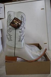 lot 892 image: Old Creek bone color boots with pointed toe, size 11.5