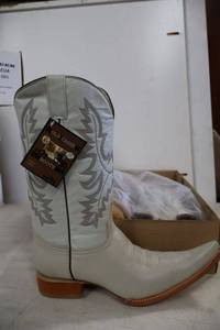 lot 893 image: Old Creek bone color boots with pointed toe, size 10.5