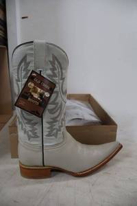 lot 897 image: Old Creek bone color boots with pointed toe, size 6