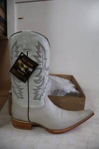 lot 898 image: Old Creek bone color boots with pointed toe, size 8.5