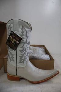 lot 899 image: Old Creek bone color boots with pointed toe, size 7.5