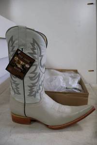lot 902 image: Old Creek bone color boots with pointed toe, size 8.5