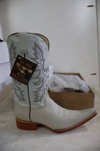 lot 903 image: Old Creek bone color boots with pointed toe, size 7