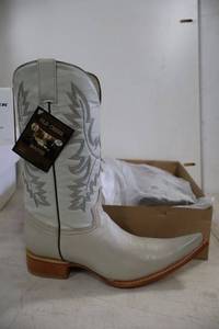 lot 904 image: Old Creek bone color boots with pointed toe, size 9.5
