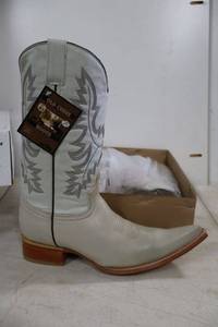 lot 905 image: Old Creek bone color boots with pointed toe, size 9.5