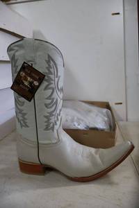 lot 907 image: Old Creek bone color boots with pointed toe, size 13