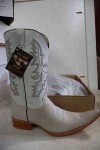 lot 908 image: Old Creek bone color boots with pointed toe, size 12