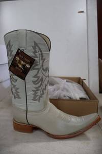 lot 909 image: Old Creek bone color boots with pointed toe, size 10