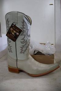 lot 910 image: Old Creek bone color boots with pointed toe, size 11