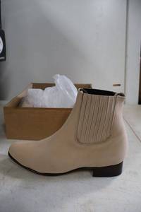 lot 924 image: Twinstone velvety sand color ankle boots, size 10.5