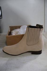 lot 925 image: Twinstone velvety sand color ankle boots, size 10.5